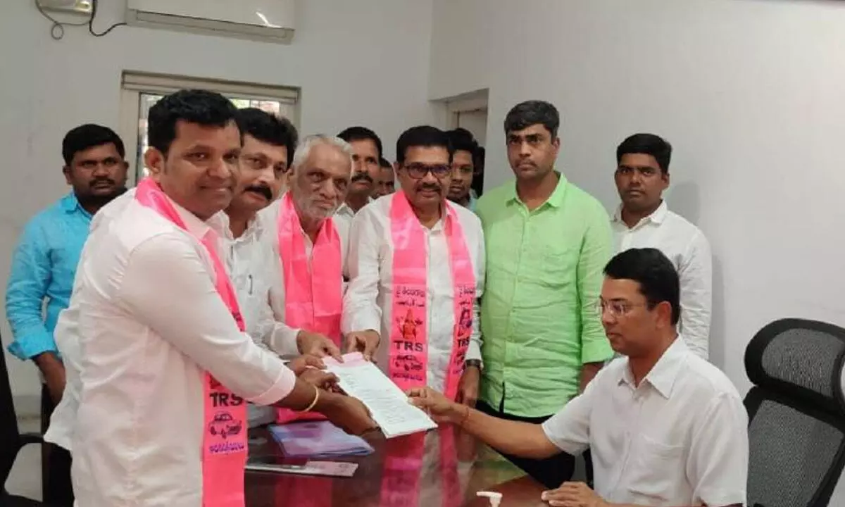TRS complains to the election commission against Komatireddy Rajagopal Reddy