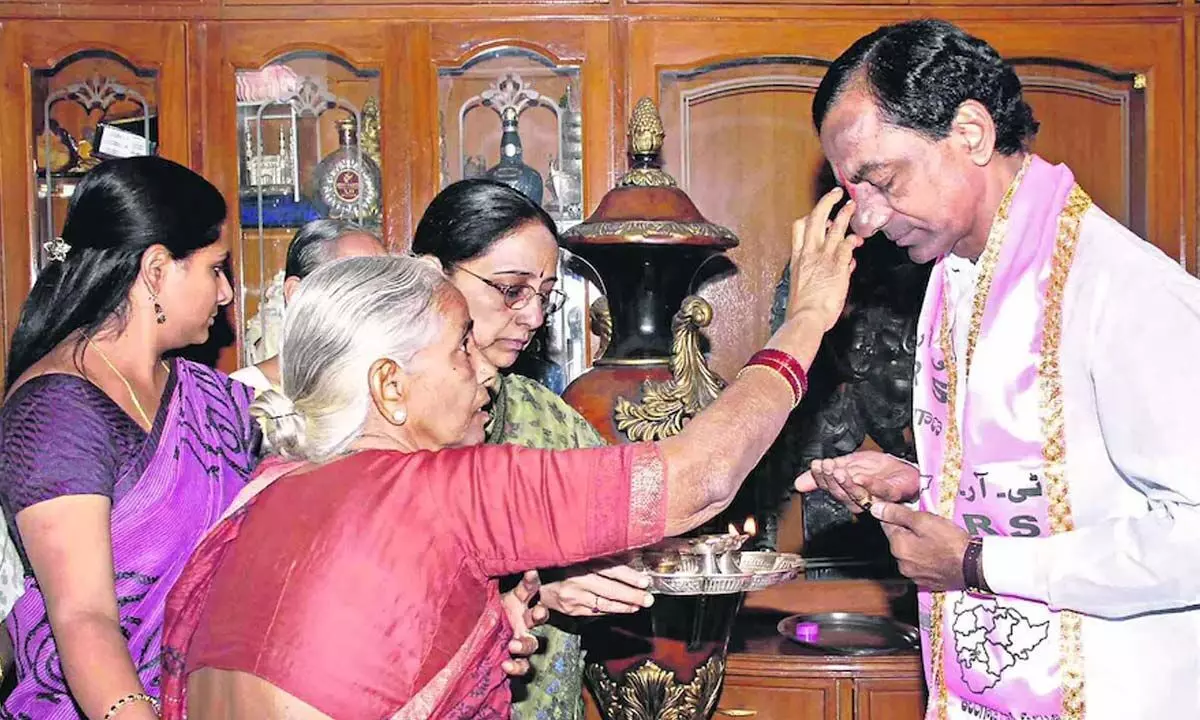 Today marks the lean warriors historical fast-unto-death for separate Telangana, KTR & Kavitha laud CM KCR