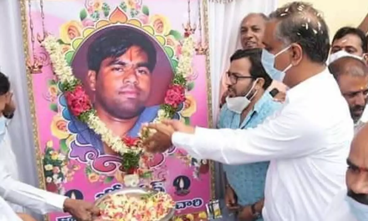 Harish Rao pays floral tribute to Telangana martyr Srikantha Chary (File Photo)