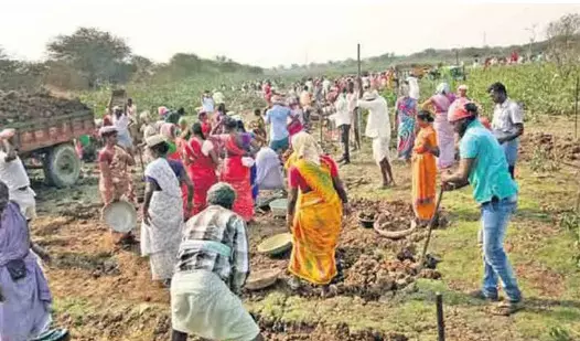 MGNREGS గ్రామీణ ఉపాధి హామీ పథ‌కం: కేంద్రం బెదిరింపులతో నిర్వీర్యం