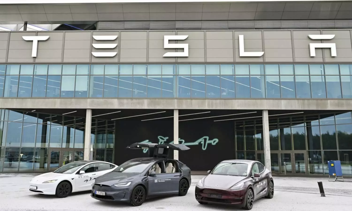 Tesla Cars Price Cut | డ్రాగ‌న్ ఎల‌క్ట్రిక్ కార్లు చౌక‌.. చైనాలో 2000 డాల‌ర్లు ధ‌ర త‌గ్గించేసిన టెస్లా.. కార‌ణ‌మిదే..?!