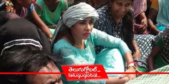 Sri Reddy joins wage seekers protest